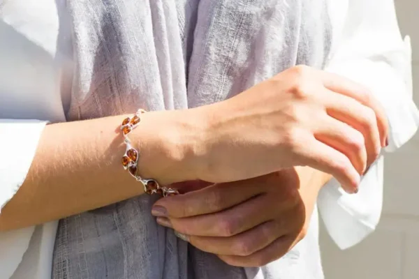 Amber Statement Leaf Link Bracelet - Image 4